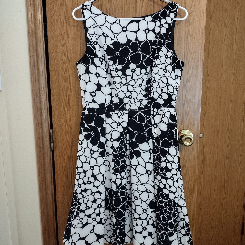 Peck & Peck Sz 8 Black White Floral Classic Princess Pleated Pockets Fit & Flare